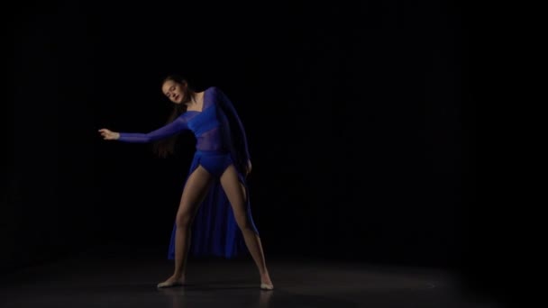 Zeitlupe junger sexy Ballerina, die Elemente des Balletts tanzt. — Stockvideo