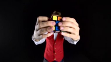 Ukrayna, Dnipro 20 Şubat 2019: Rubiks Cube çözme akıllı adamlar ellerin yakın çekim hareketi.