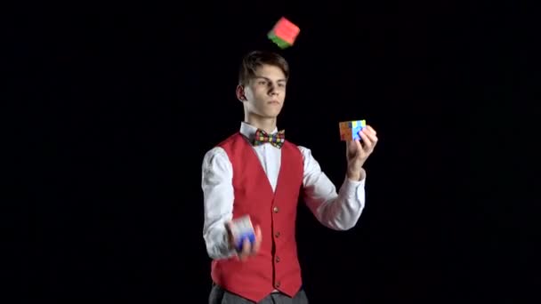 Ukrajina, Dnipro 20 únor 2019: Brunette muž v červené vestě je žongluje Rubiks Cube. — Stock video