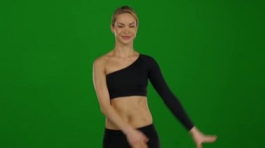 Stüdyoda atlayan bir kadının yakın çekim yavaş hareketi. Renk anahtarı