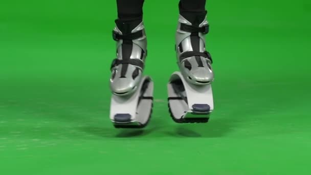 Kangoo springt schoenen tegen groene Chroma Key achtergrond. Close-up slow motion — Stockvideo