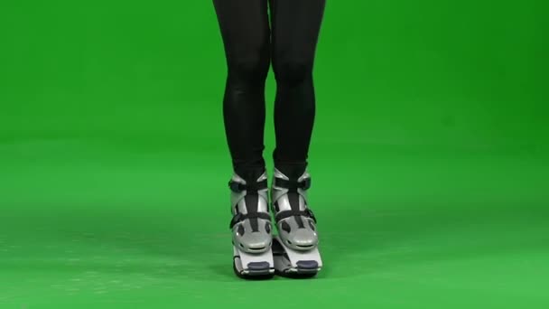 Close-up slow motion, vrouwelijke benen training in Kangoo sprongen schoenen. — Stockvideo