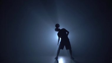 Adam kafasına tutarak topla hileler gösteren.