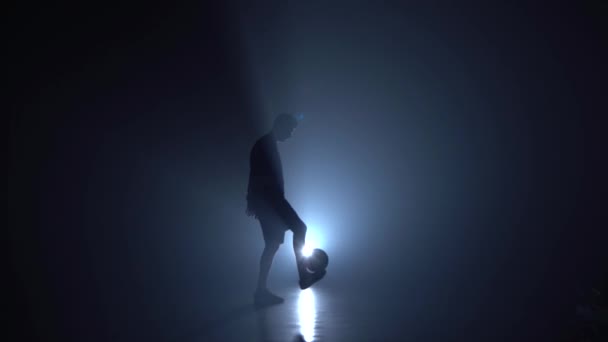 Jugador de fútbol está llenando la pelota en sus pies . — Vídeos de Stock