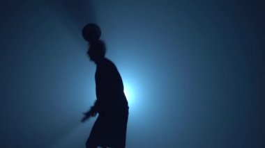 Spot ışıklarına karşı stüdyoda yakın çekim futbol serbest stili