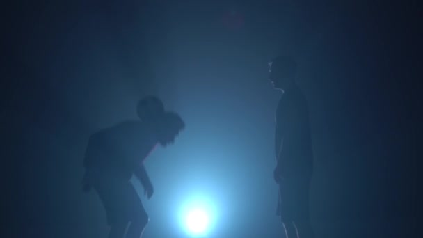 Estilo livre de futebol. Jogadores de futebol estão mostrando truques com bola em um crepúsculo . — Vídeo de Stock