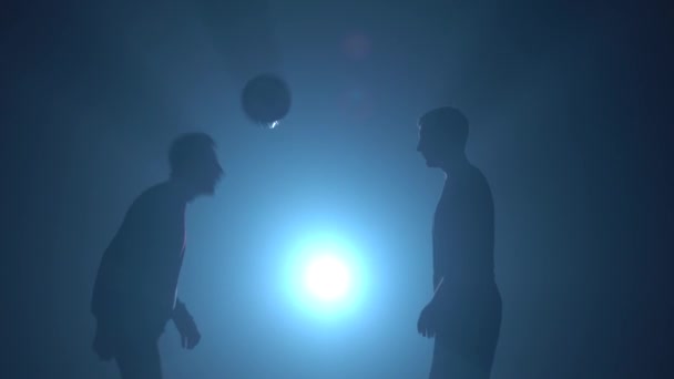 Fotbal, freestyle. Dva sportovci, kteří si navzájem proploují hlavou. — Stock video