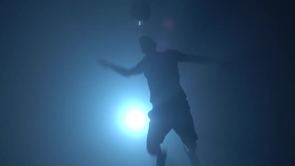 Spot ışığına karşı stüdyoda futbol serbest stil — Stok video