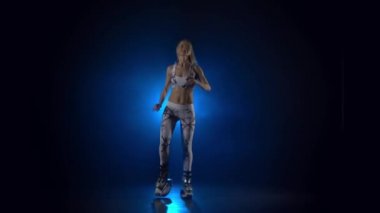 Kangoo kardiyo eğitim mavi spot karşı ayakkabı atlar. Yavaş çekim