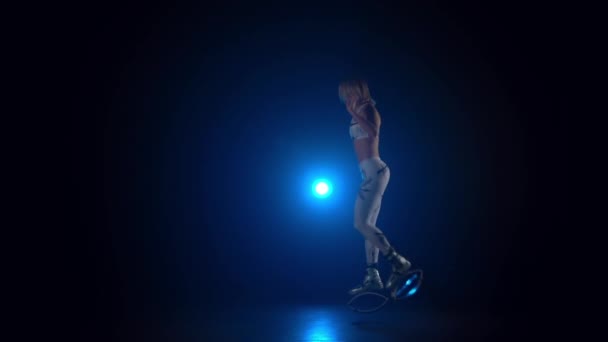 Slow motion kvinnlig Dans i Kangoo hoppar skor mot blå Spotlight. — Stockvideo