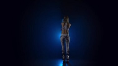 Kangoo'da atlayan kızın yavaş hareketi mavi spot ışıklarına karşı ayakkabı dan atladı.