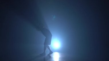 Freestyler yan duran ayaklar üzerinde topu doldurma. Yavaş çekim