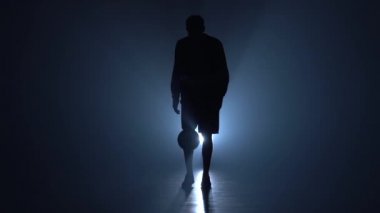 Futbol serbest stil. Yavaş çekim, alacakaranlıkta ayakları üzerinde topu doldurma futbolcu.