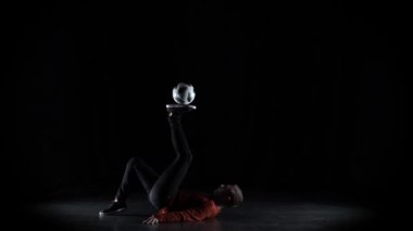 Dark Studio'da futbol topu ile futbol freestyler uygulamaları. Yavaş çekim