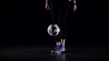 Yakın çekim futbolcular ın bacakları topla numaralar yapıyor. Yavaş çekim