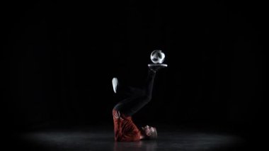 Alacakaranlıkta top ile hile yapan adamın yavaş hareketi.