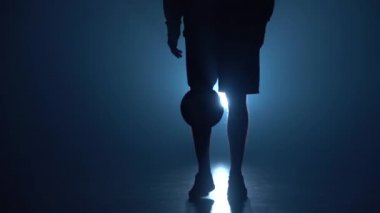 Futbolcular alacakaranlıkta topu dolduruyorlar. Yavaş çekim