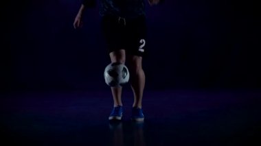 Alacakaranlıkta topu doldurma futbol oyuncuları ayak yavaş hareket.