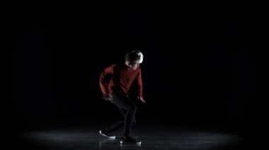 Futbol serbest stil. Yavaş çekim, sarışın erkek kafada topu ile hile yapma.