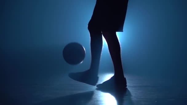 Movimiento lento de jugadores de fútbol piernas haciendo trucos con pelota . — Vídeos de Stock