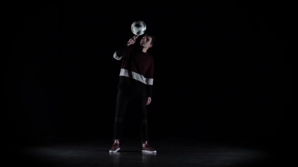 カジュアルジャンパースピニングボールでプロサッカー選手のスローモーション — ストック動画