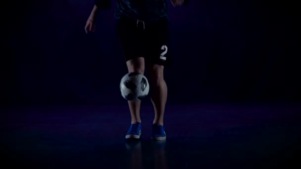 Медленное движение ног футболистов, фарширующих мяч в сумерках . — стоковое видео