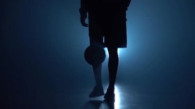 Futbol serbest stil. Alacakaranlıkta futbol oyuncuları nın bacaklarının top doldurma yavaş hareketi.