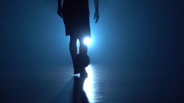 Alacakaranlıkta top doldurma profesyonel sporcu bacaklar yavaş hareket.