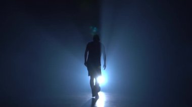 Genç oyuncu stüdyoda ayakları üzerinde topu doldurma. Yavaş çekim