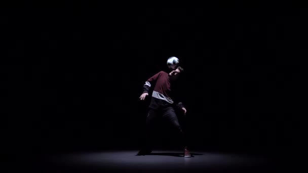 Αργή κίνηση του Μπρουνέ παίκτη κάνοντας κόλπα με μπάλα στο κεφάλι. — Αρχείο Βίντεο