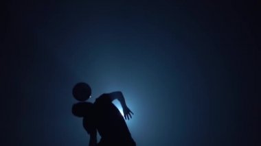 Yavaş çekim, mükemmel atlet kafa topu ile hile yapma.