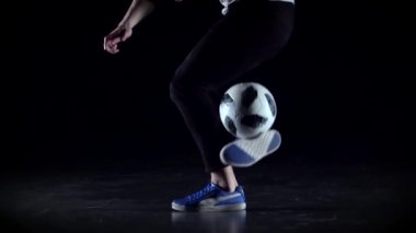 Futbol serbest stil. Alacakaranlıkta topu doldurma usta spotsmans ayakyavaş hareket.