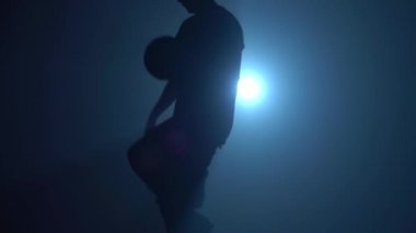 Stüdyoda top dolduran genç sporcunun yavaş hareketi.