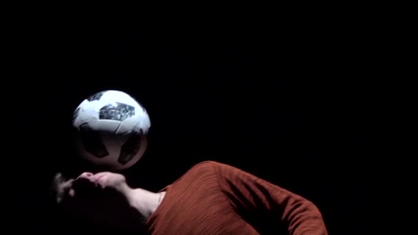 Zeitlupe, Mann macht Tricks mit Ball auf dem Kopf. Nahaufnahme — Stockvideo