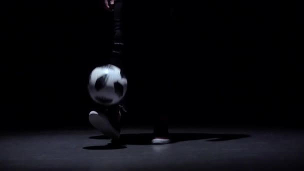 スローモーション、プロサッカー選手の足は、ボールでトリックを作ります。クローズ アップ — ストック動画