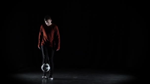 Chico de cámara lenta practica trucos Fútbol estilo libre rellena la pelota con su pie — Vídeo de stock