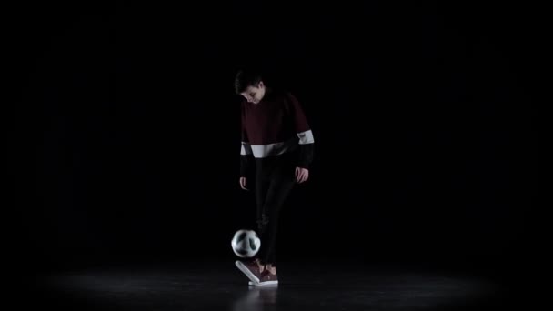 Повільний рух, брюнетка хлопець в повсякденному стрибку, фарширований м'ячем . — стокове відео