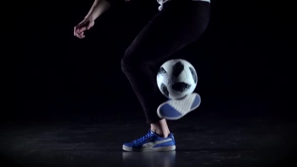 Fußball-Kür. Zeitlupe geschickter Spottsmans Füße stopfen Ball in die Dämmerung. — Stockvideo