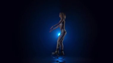 Kangoo atlama güçlü kız mavi spot karşı ayakkabı atlar. Yavaş çekim