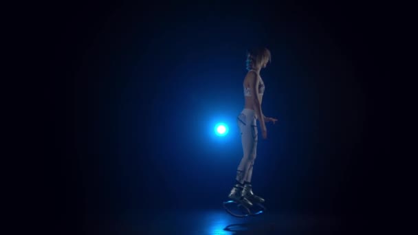 Fille effectuant des exercices en sauts de kangoo. Mouvement lent — Video