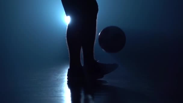 Movimento lento de uma bola de enchimento de pernas desportivas no crepúsculo . — Vídeo de Stock