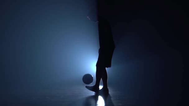 Slow Motion, Football speler vulling bal op voeten staande zijwaarts. — Stockvideo