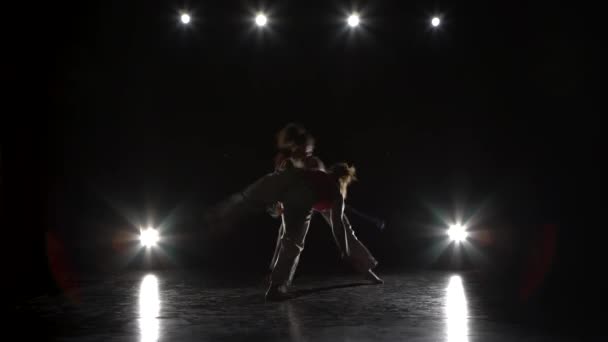 스포트라이트에 대한 어둠 속에서 카포에이라를 연습하는 소녀들. — 비디오