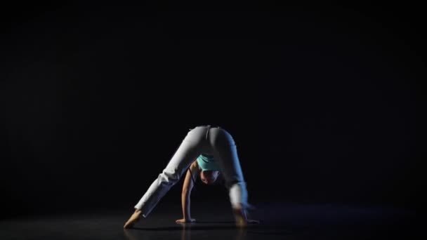 Brunette krullend vrouwelijk uitvoeren ongelooflijk complex van Martial Art van capoeira. — Stockvideo