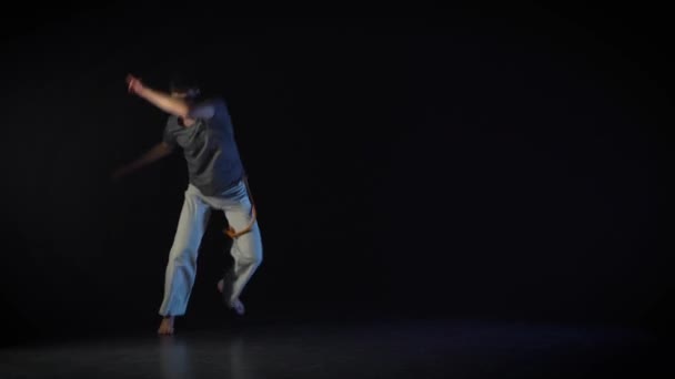 Sterke man het uitvoeren van ongelooflijk complex van Martial Art van capoeira. — Stockvideo