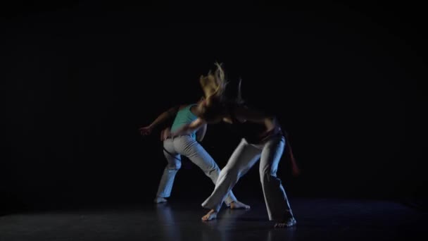 Deux femmes exécutent l'art martial de la capoeira . — Video