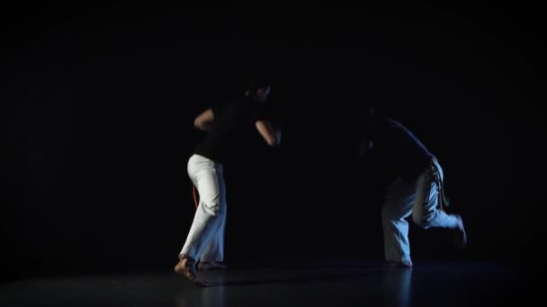 Dos hombres están realizando arte marcial de capoeira . — Vídeo de stock