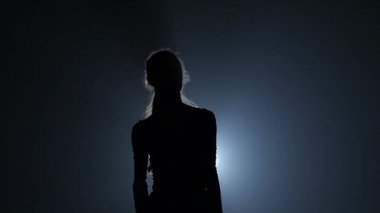 Siluet dans balerin yakın çekim. Yavaş çekim