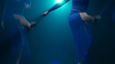 Modern bale dans eden profesyonel balerinlerin yakın çekim yavaş hareketi.