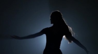 Balenin çekici balerin dans unsurlarının yakın çekim. Yavaş çekim.